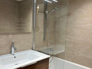 Bel appartement neuf aux Gets, proche des pistes, avec terrasse et parking sécurisé - FR-1-623-335