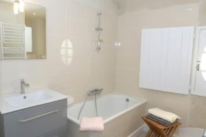 Villas Prestigious 18th century house with mirror pool : photos des chambres
