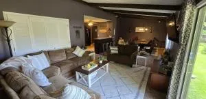 Omaha family home, over 300 5 stars, up to 17 guests, minutes to everything - Irvington