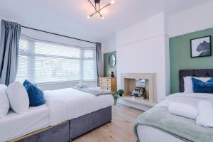 Classic 4 Bedroom House in Wirral with WiFi & Parking Sleeps 9 by PureStay