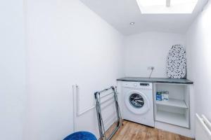 Classic 4 Bedroom House in Wirral with WiFi & Parking Sleeps 9 by PureStay