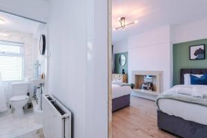 Classic 4 Bedroom House in Wirral with WiFi & Parking Sleeps 9 by PureStay