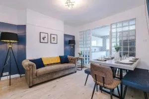 Classic 4Bedroom House in Wirral with WiFi & Parking Sleeps 9 - 威勒尔