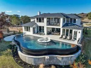 Lone Star Luxe Luxury Getaway On Lake Travis - Jonestown