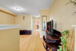 Brampton Retreat - Quiet 2BR Residential Area