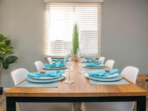 Modern, Tempe Oasis! Private Pool, Sleeps 12