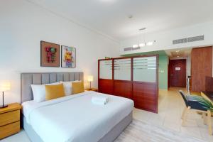 Vacationer Holiday Homes I Vibrant Studio I Waterfront Lake View I Steps to DMCC Metro Station