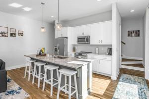 East Nashville Townhome 5min to Grand Ole Opry! Rooftop Deck, Grill, TV and Golf