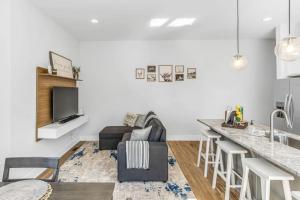 East Nashville Townhome 5min to Grand Ole Opry! Rooftop Deck, Grill, TV and Golf