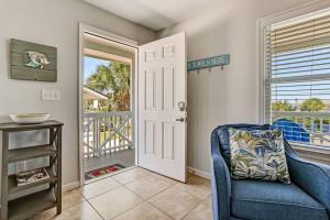 South Beach Cabana Up (Private Front Deck, Pool, Steps from the Beach)