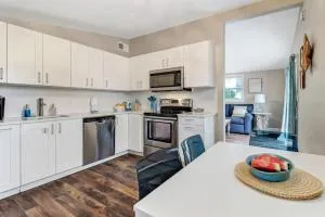 Tropical Beach Bungalow Up - 3 bedrooms - Across Street from Beach - Deck - O'Neil