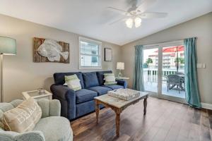 Tropical Beach Bungalow Up - 3 bedrooms - Across Street from Beach - Deck