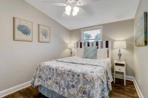 Tropical Beach Bungalow Up - 3 bedrooms - Across Street from Beach - Deck