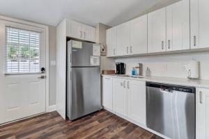 Tropical Beach Bungalow Up - 3 bedrooms - Across Street from Beach - Deck