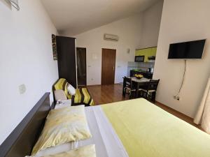 Studio apartment in Duce with sea view, balcony, air conditioning, WiFi 5067-6