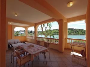 Apartment in Kampor with sea view, balcony, air conditioning, WiFi (4838-1) 
