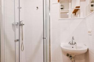 For You Rentals Lindo estudio TEMPORAL en barrio Justicia SLO160