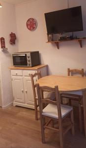 Ustou Guzet neige, appartement de 32 M2 avec balcon dans les Pyrénées aux pieds des pistes