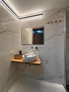 Appartements La Ferme de Rochesson, Jacuzzis & Piscine commune : photos des chambres