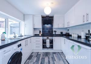 Modern 3BDR House By Vista Stays Short Lets & Serviced Accommodation Salford With Parking & Pool Table
