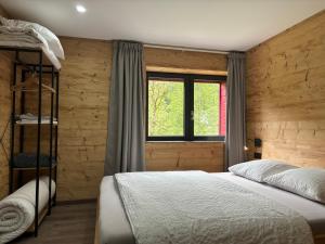 Appartements La Ferme de Rochesson, Jacuzzis & Piscine commune : photos des chambres
