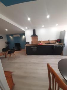 Appartement 50m2 rez de chaussée en plein centre ville garage gratuit - 3hvězdičkové hotely ve městě Valras-Plage