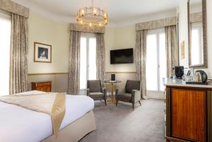 Corner Junior Suite room in Hotel Claridge Paris