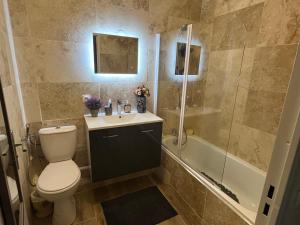 Agréable chambre et salle de bain privée dans notre appartement partagé