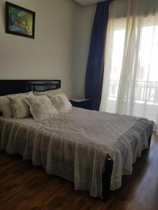 Appartement de 2 chambres avec sécurité et piscine, idéalement situé près de la plage, parfait pour les familles