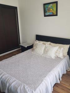 Appartement de 2 chambres avec sécurité et piscine, idéalement situé près de la plage, parfait pour les familles
