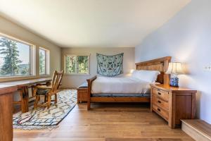 4BD with Lake Views Near Beach and Slopes