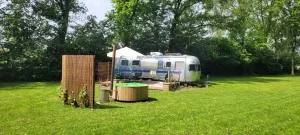 Amerikaanse Airstream caravan met hottub - Maasbree
