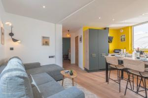 Suites Kerlarros Clim et Parking face Gare et Port
