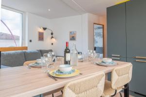 Appartements Suites Kerlarros Clim et Parking face Gare et Port : photos des chambres