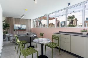 The Rose 710: Top Floor City Aprt with Balcony