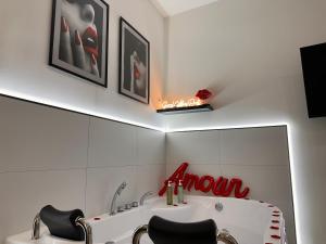 Appartements Orleans Centre - LOVE ROOM - Good Vibes Only BY PRIMO C0NCIERGERIE : photos des chambres