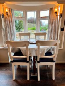 Cosy Coastal 2-Bedroom Cottage with Hot Tub and Log Burner