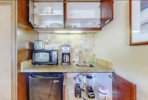 Beautiful OCEAN VIEW with free Parking & Top Floor