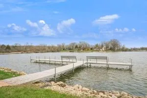 Lake Home with Scenic View, Private Pier, and Hot Tub - بيلستانت برايري