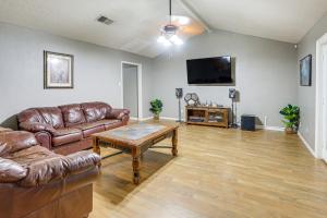 obrázek - Quiet Family Home with Yard about 15 Mi to Galveston!