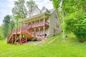 Hammocks and Forest Views Creekside Murphy Retreat