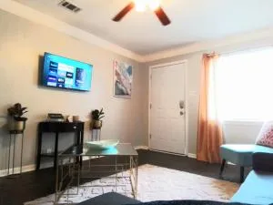 Cheeful, 2bed x 1bath Brick House - Tropical Bend