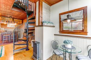 Downtown Essex Apartment - Steps to River!