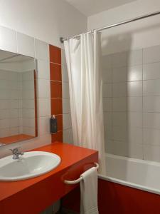 Hotels Theatre Hotel Chambery : Chambre Double