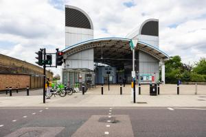 Modern 2-Bedroom London Home near Canary Wharf with Garden & Free Parking