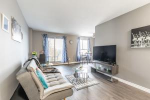 Glenview West Apt with Patio - Near Downtown