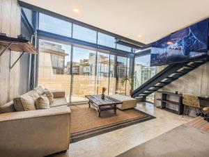 Luxury Penthouse - Jacuzzi, Gym, Pool, Sauna & BBQ