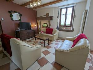 Maisons de vacances Charmant gite historique avec terrasse, salle de jeux, et recharge electrique – proche Vittel & Contrexeville - FR-1-589-219 : Maison de Vacances (9 Adultes)