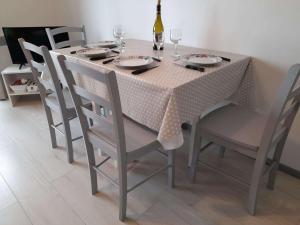 Appartements Appartement refait a neuf avec loggia et parking, a 2 pas de la plage et des commerces - FR-1-712-7 : photos des chambres