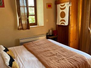 B&B / Chambres d'hotes Charmant logement avec piscine et table d'hotes, proche de Solesmes et de l'abbaye. - FR-1-410-407 : photos des chambres